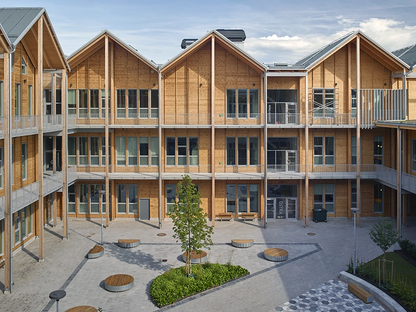 Minnebergsskolans innergård och träfasader